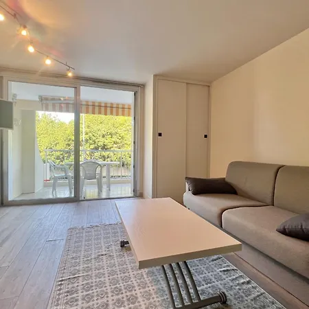 アパート Bright Just A Stone's Throw From The Sea *