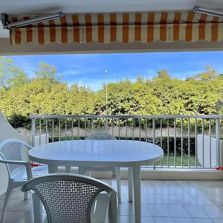 Bright Just A Stone's Throw From The Sea Saint-Raphaël