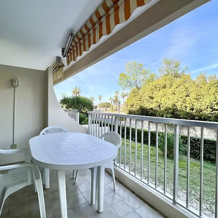 Bright Just A Stone's Throw From The Sea Saint-Raphaël